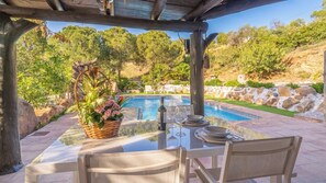 Outdoor dining - El Chiringuito Guaro by Ruralidays (Málaga)