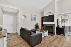 Smart TV, fireplace - Beautiful 2 Bedroom Condo 10 min from the Strip (Las Vegas)