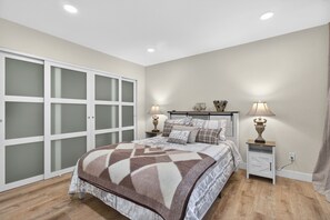 2 bedrooms, iron/ironing board, free WiFi, bed sheets - Beautiful 2 Bedroom Condo 10 min from the Strip (Las Vegas)