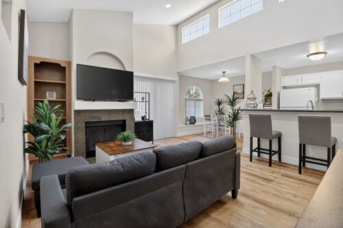 Beautiful 2 Bedroom Condo 10 min from the Strip