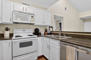 Fridge, microwave, oven, stovetop - Beautiful 2 Bedroom Condo 10 min from the Strip (Las Vegas)