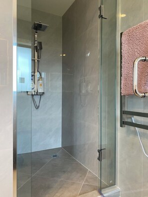 Dusche, Haartrockner, Handtücher, Seife