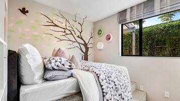 8 bedrooms, desk, iron/ironing board, travel cot