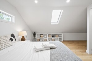 Desk, iron/ironing board, WiFi, bed sheets - 3B Designer Home | Modern Luxury (Vancouver)