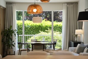 TV, fireplace - 3B Designer Home | Modern Luxury (Vancouver)