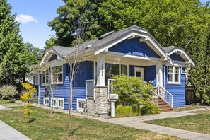 Exterior - 3B Designer Home | Modern Luxury (Vancouver)