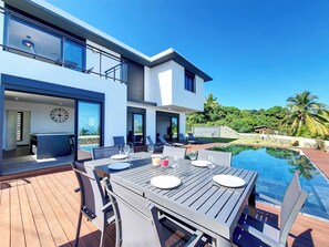 Outdoor dining - La Villa One - Piscine - Vue mer (Saint-Paul)