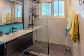 Douche, serviettes fournies