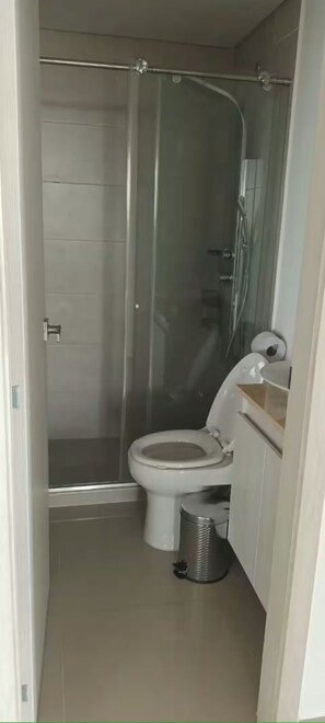 Regadera, secadora de cabello, bidet, jabón 