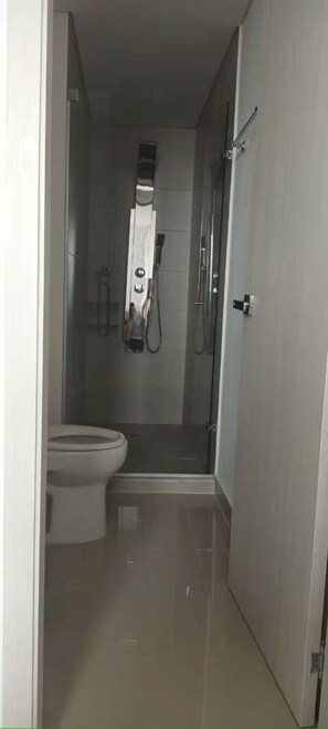 Shower, hair dryer, bidet, soap - Vacation apartment in Crespo (Cartagena de Indias)