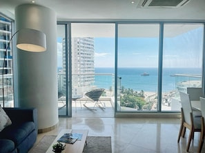 TV - 2BR: Modern Ocean View Apartment | Grand Marina (Santa Marta)