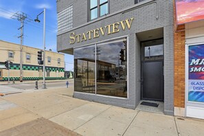 Ein Gebäude mit einer großen Glasfassade, auf der 'Stateview' steht.