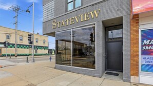 Ein Gebäude mit einer großen Glasfassade, auf der 'Stateview' steht.