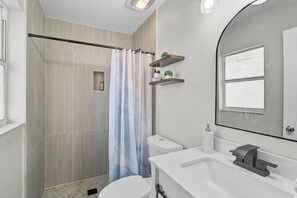 Shower, hair dryer, towels, soap - Family Getaway Near IMG & Beaches. 3BR Home w/ Backyard & GT Bray Park Access (Bradenton)