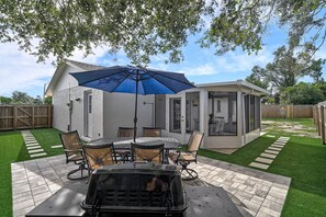 Outdoor dining - Family Getaway Near IMG & Beaches. 3BR Home w/ Backyard & GT Bray Park Access (Bradenton)