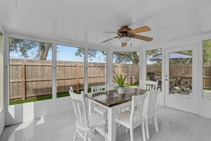 Outdoor dining - Family Getaway Near IMG & Beaches. 3BR Home w/ Backyard & GT Bray Park Access (Bradenton)