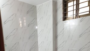 Une salle de bain avec des toilettes, un lavabo et une douche.