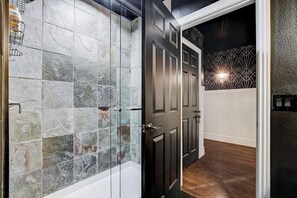 Douche, sèche-cheveux, shampoing