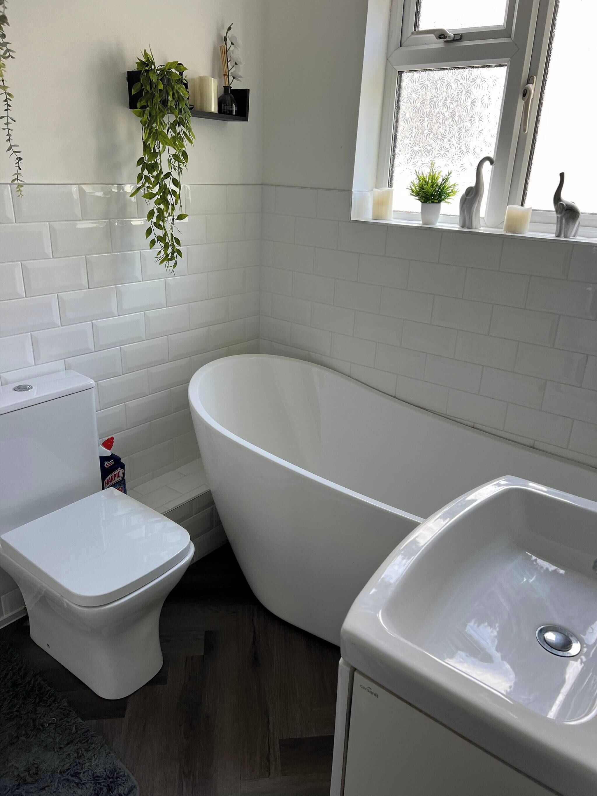Ein Badezimmer mit Toilette, Bidet, Badewanne und Waschbecken.