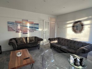 Apartment, 2 Bedrooms, Smoking | Living room