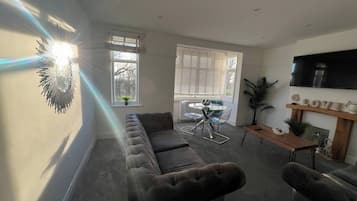 Apartment, 2 Bedrooms, Smoking | Living room