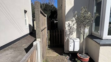 Apartment, 2 Bedrooms, Smoking | Property grounds
