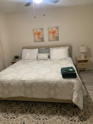 6 bedrooms, desk, iron/ironing board, free WiFi - Spacious 6BR Retreat Near Downtown, Hospitals & Colleges (Rochester)