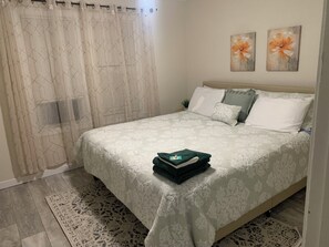 6 bedrooms, desk, iron/ironing board, free WiFi - Spacious 6BR Retreat Near Downtown, Hospitals & Colleges (Rochester)