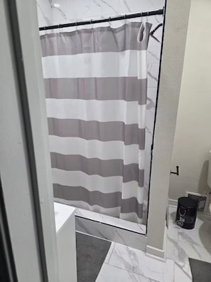 Shower, hair dryer, towels, soap - Spacious 6BR Retreat Near Downtown, Hospitals & Colleges (Rochester)