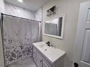 Shower, hair dryer, towels, soap - Spacious 6BR Retreat Near Downtown, Hospitals & Colleges (Rochester)