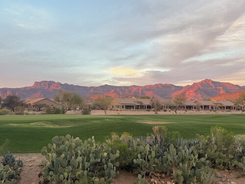 Spectacular views: 3-bedroom house. Gold Canyon 55+. Golf close. Pool access