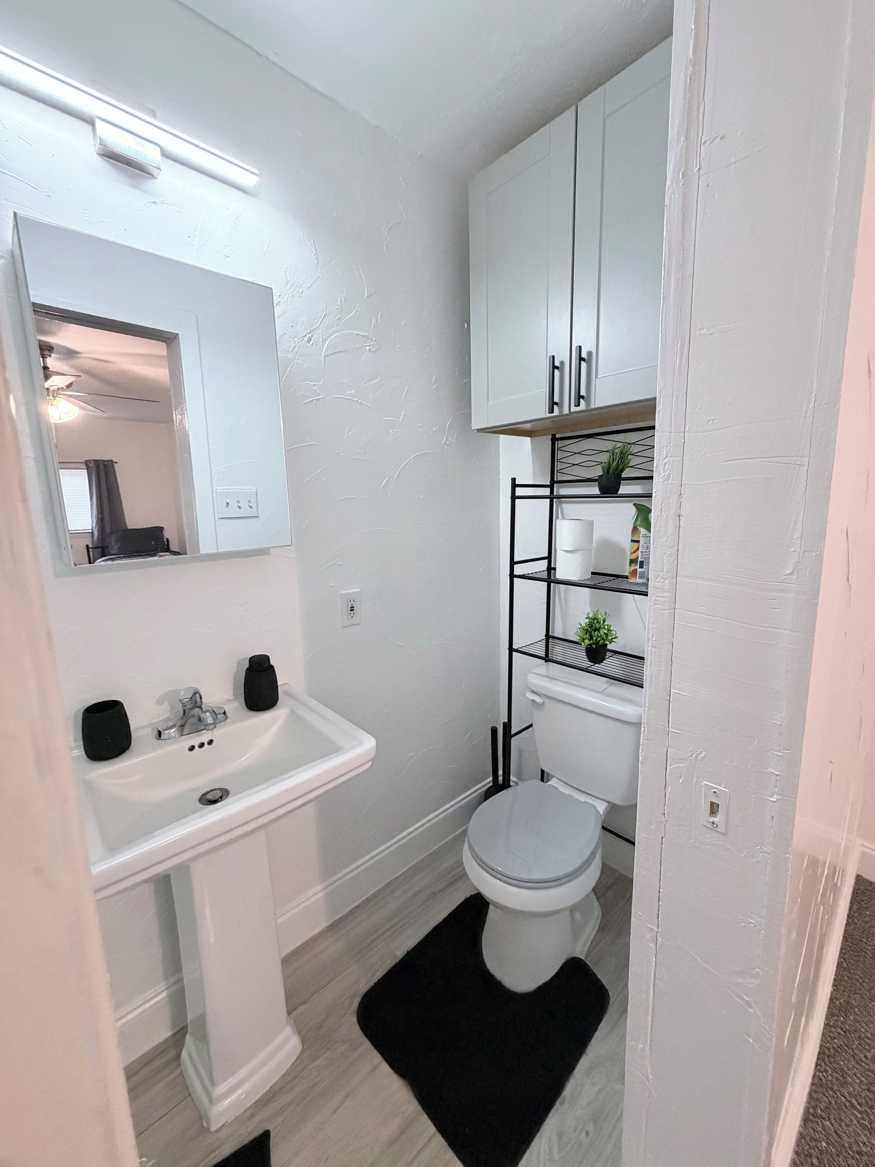 Een douche, een haardroger, handdoeken, zeep