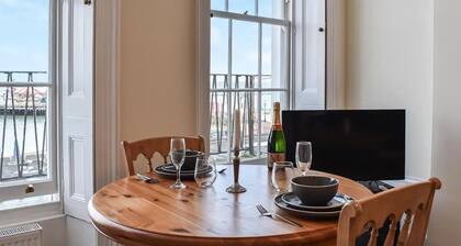 Beautiful Seafacing Apartment with Stunning Sunset Views