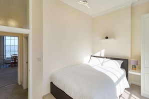 1 dormitorio, escritorio, tabla de planchar con plancha y wifi