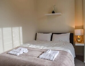Iron/ironing board, WiFi, bed sheets - Beautiful Seafacing Apartment with Stunning Sunset Views (Herne Bay)