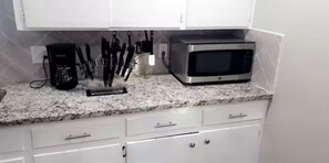 Private kitchen - Secrets Backyard Bar. Hottub, Mins. from Stadiums (Arlington)