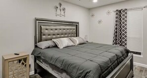 3 bedrooms, iron/ironing board, WiFi, bed sheets - Secrets Backyard Bar. Hottub, Mins. from Stadiums (Arlington)