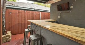 Terrace/patio - Secrets Backyard Bar. Hottub, Mins. from Stadiums (Arlington)