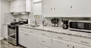 Private kitchen - Secrets Backyard Bar. Hottub, Mins. from Stadiums (Arlington)