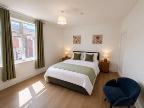 5 bedrooms, iron/ironing board, free WiFi, bed sheets - 5BR Home w/ Parking for Groups & Contractors (Portsmouth)