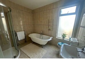 Shower, towels, soap, toilet paper - 5BR Home w/ Parking for Groups & Contractors (Portsmouth)