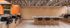 Outdoor dining - Winter Getaway Resort • 2BR Condo • Sleeps 6 • Jan 1–8 • On Golf Course (Scottsdale)
