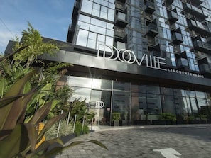 Ein modernes Gebäude mit der Aufschrift 'DOVILLE' und 'CIRCUNVENTENARIO', das ein Hotel oder eine ähnliche Einrichtung kennzeichnet.