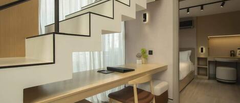 Tabla de planchar con plancha, wifi y ropa de cama