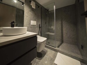 Shower, hair dryer - Luxury 2BR City Apartment (Panamá)