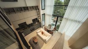 Un apartamento moderno con cocina, sala de estar y balcón.