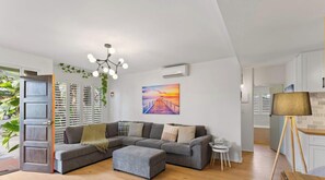 TV - Oceanview Apartment in Heart of Cowes (Cowes)
