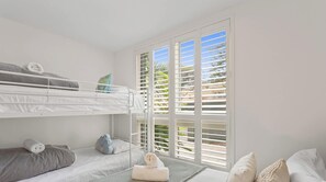 Iron/ironing board, travel cot, WiFi, bed sheets - Oceanview Apartment in Heart of Cowes (Cowes)