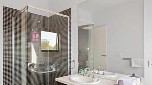 Shower, hair dryer, towels, shampoo - Spacious Townhouse Near Shops and Beach (Cowes)