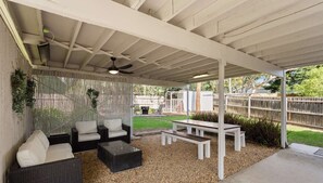 Outdoor dining - Driftwood Red Rocks, Family Home (Cowes)